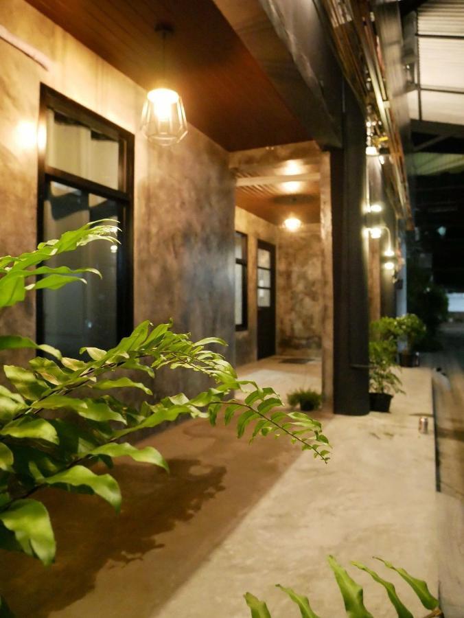 Neat Hostel Чиангмай Экстерьер фото